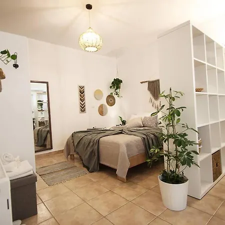 Cool Boho Apartment, 1min To Highway, Parking *